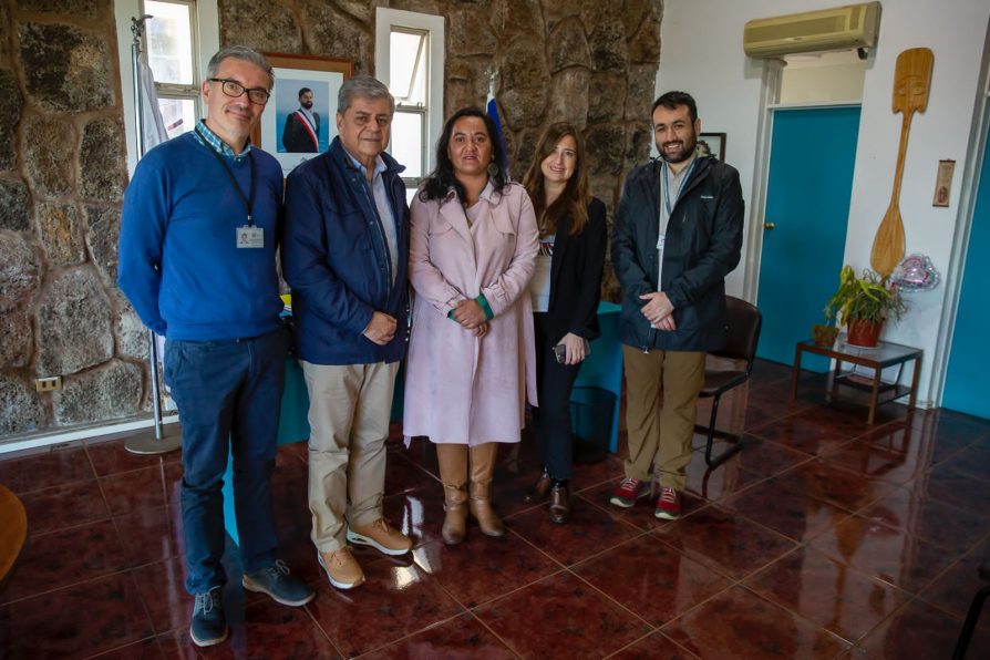 Director Regional del SII de Valparaíso junto un equipo de funcionarios visitó Rapa Nui para realizar charlas informativas y atención al público