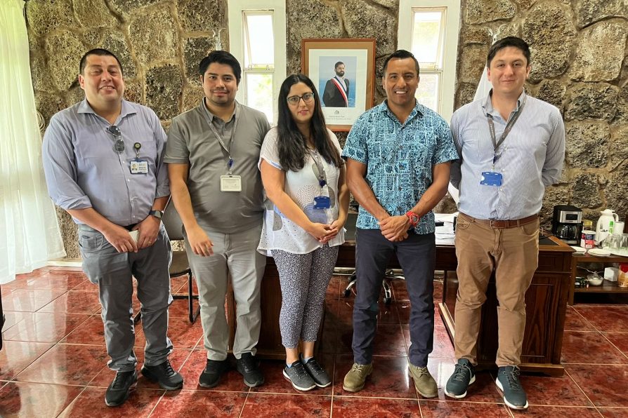 Funcionarios del SII de Valparaíso visitaron Rapa Nui para realizar charlas sobre la situación tributaria del territorio y también realizaron atenciones a la comunidad.