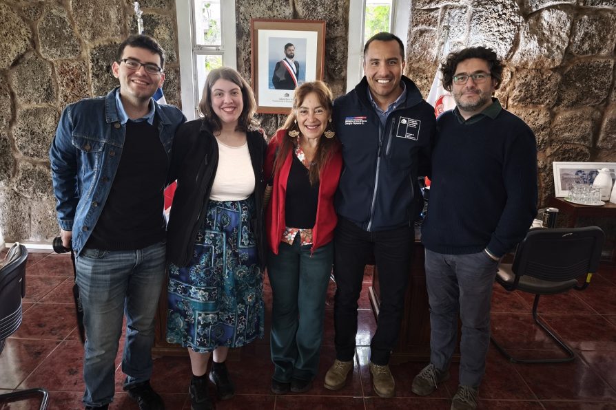 Académicos de la U. Católica visitan Rapa Nui para presentar la página web “Traductor Rapa Nui”